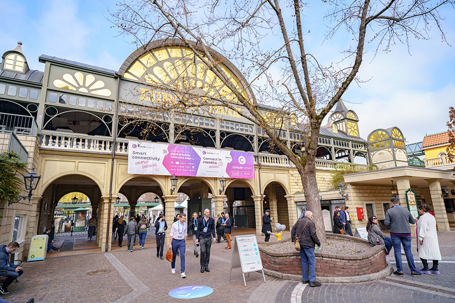 CloudFest is a large annual event that brings together professionals in the cloud computing and internet infrastructure industries (6000+ attendees).